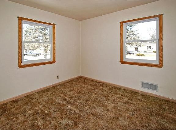 5th image of 1236 Ryan Ave E