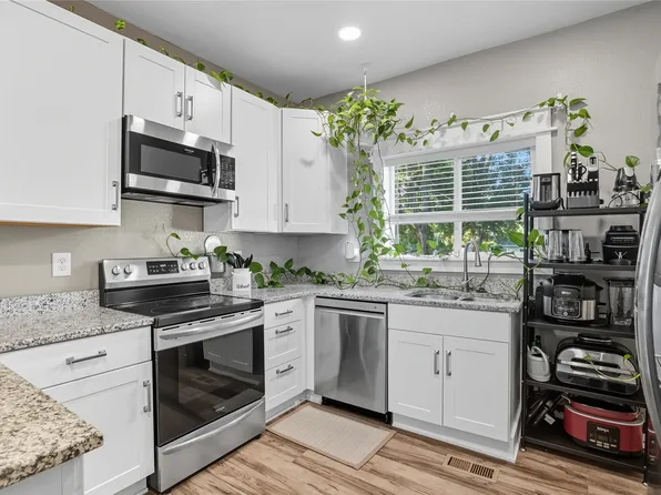 1410 E 23rd St, Des Moines, IA 50317