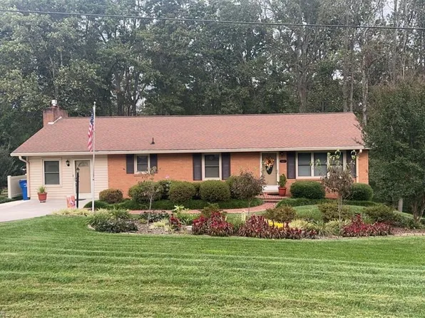 161 Ridgeview Dr, Mount Airy, NC 27030