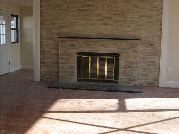 3rd image of 554 Windsor St