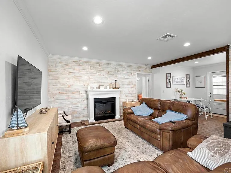 586 Del Mar Ave — Photo 14