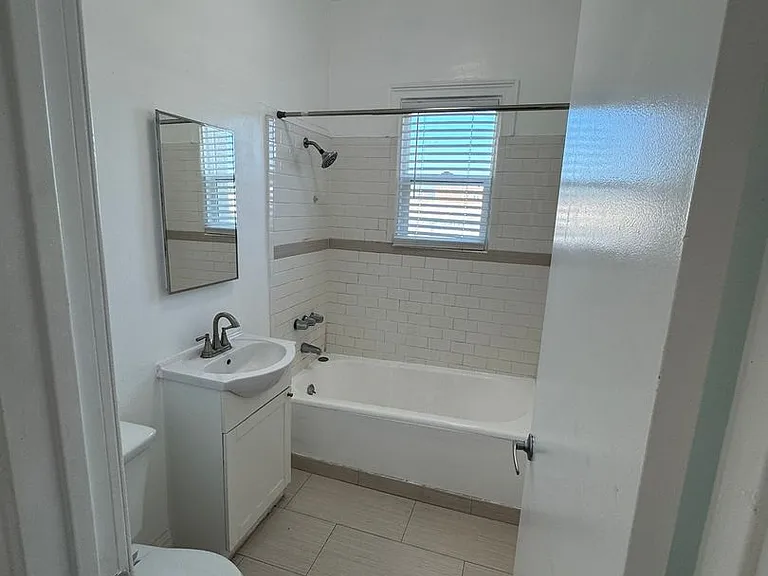 250 N Kenmore Ave #203 — Photo 2