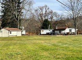111 Crandon Dr, Ellwood City, PA