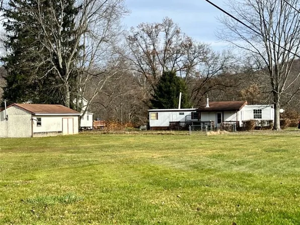 111 Crandon Dr, Ellwood City, PA 16117