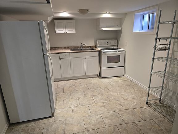 4th image of 461 Victoria St S Unit B