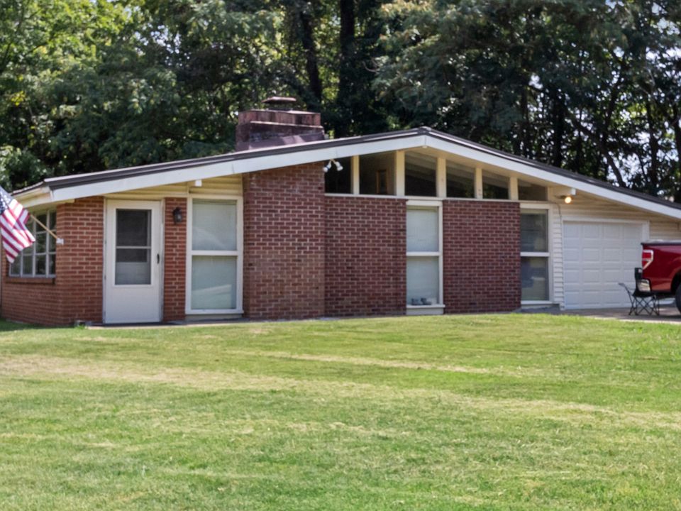 1st image of 7 Concord Dr