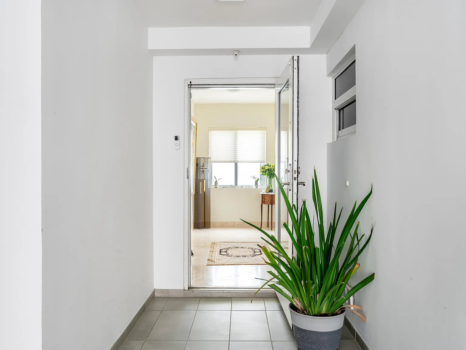 2 bed, 2.5 bath, 1867 sqft, $10,000 — Photo 4