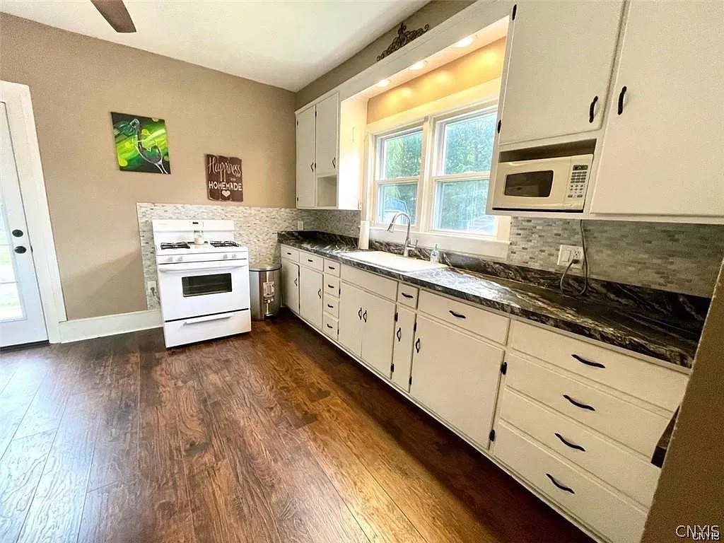 4 bed, 2.0 bath, 2074 sqft, $2,200 — Photo 2