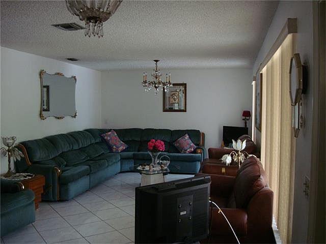 2nd image of 926 Johnson St