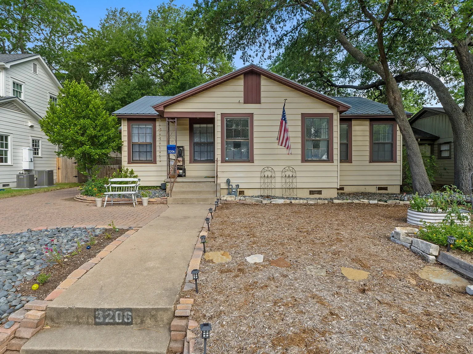 3 bed, 1330 sqft, $3,895 — Photo 2