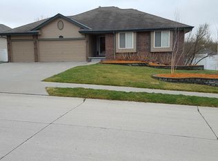 2127 Cobblestone Rd, Papillion, NE 68133