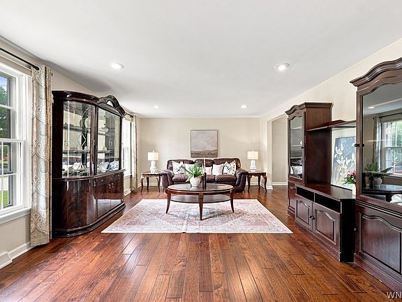 5th image of 319 Sprucewood Ter