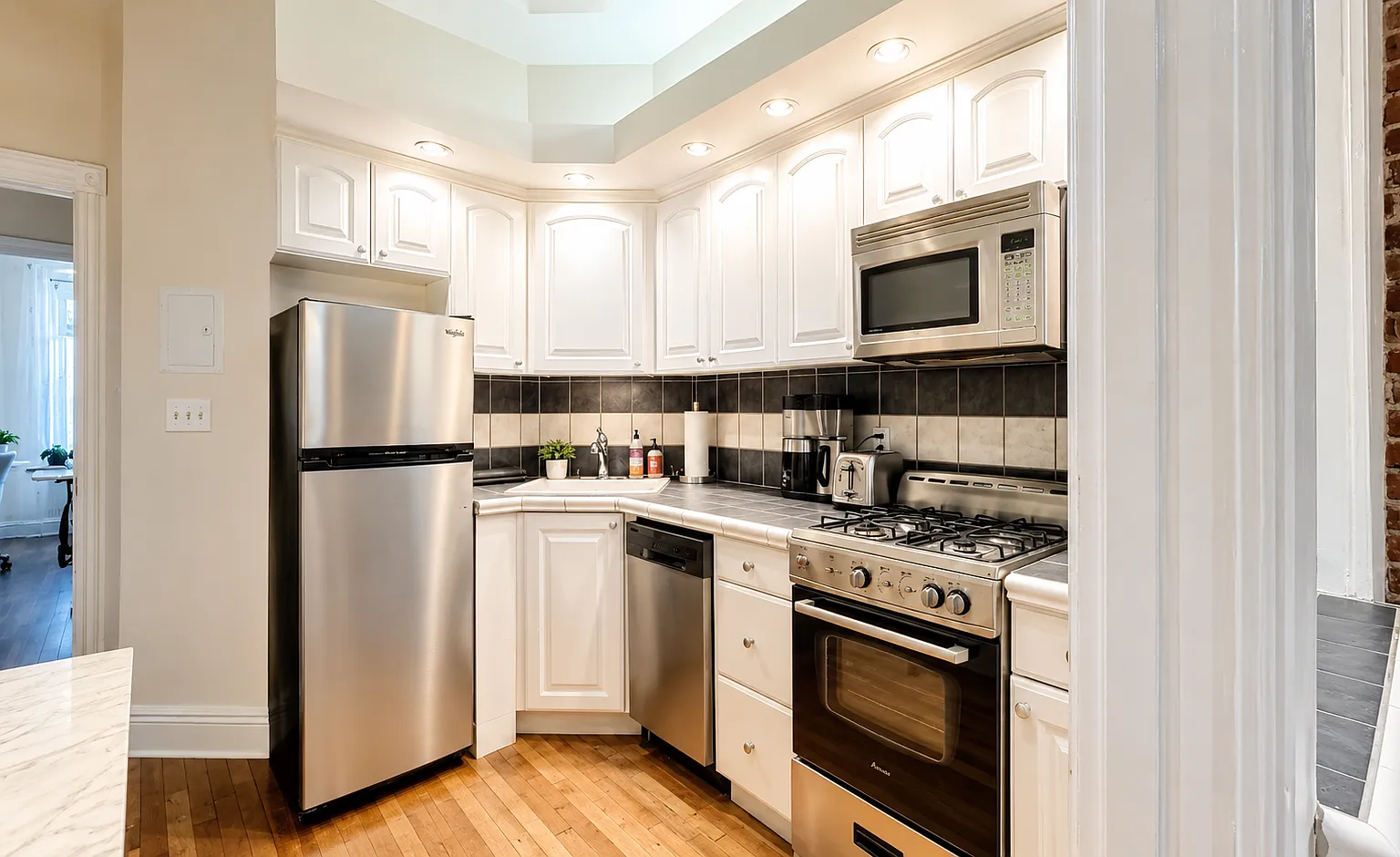 2 bed, 800 sqft, $3,400 — Photo 3