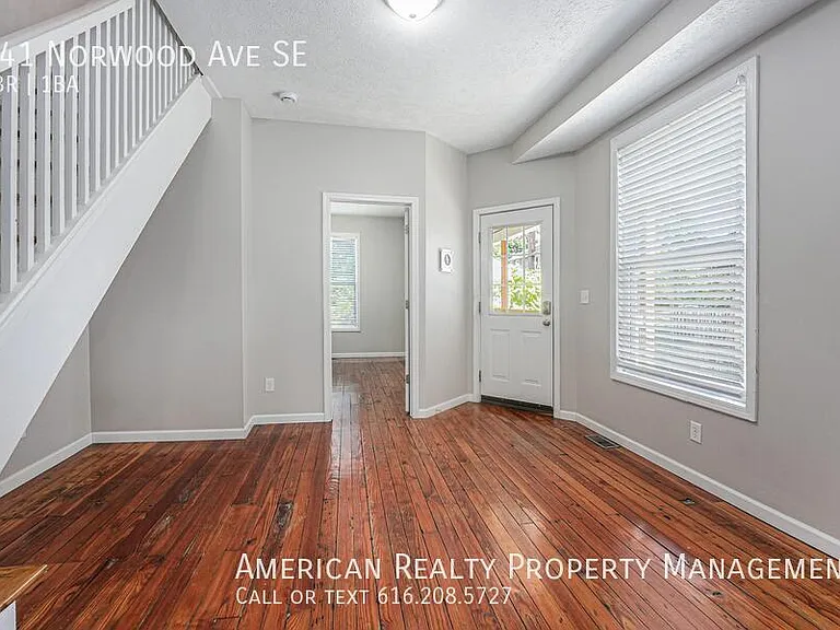 541 Norwood Ave SE — Photo 2