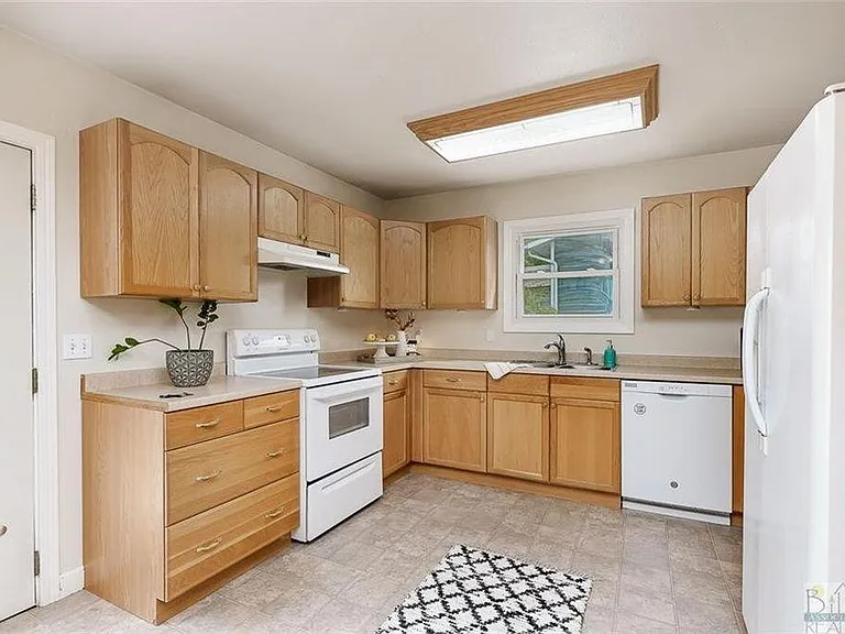 2631 Howard Ave — Photo 9