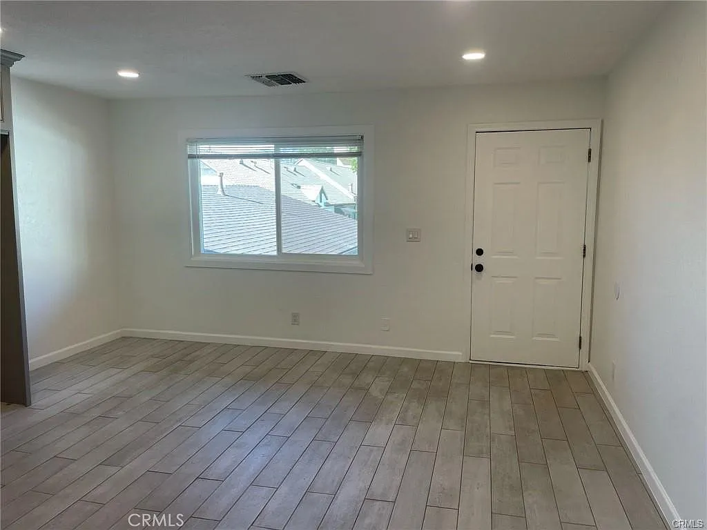 10037 Samoa Ave — Photo 4
