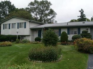 5049 Countryhouse Rd, West Bloomfield, MI 48322