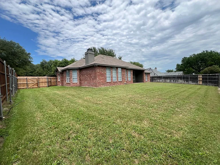 109 E Chapman Rd — Photo 18