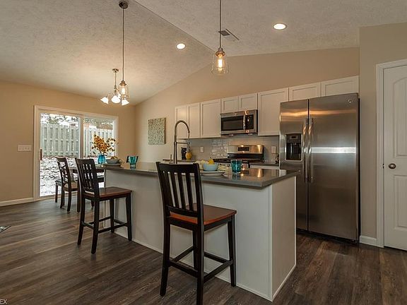 3rd image of 304 Lake Breeze Cv #4