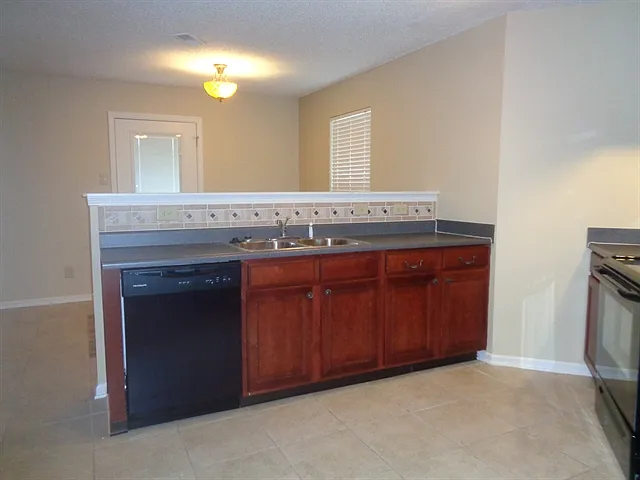 2136 Olympia Dr — Photo 3
