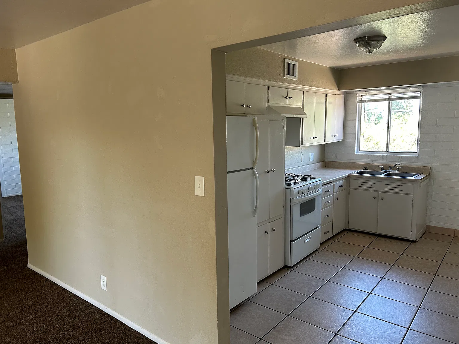 1123 E Sierra Vista Dr — Photo 3