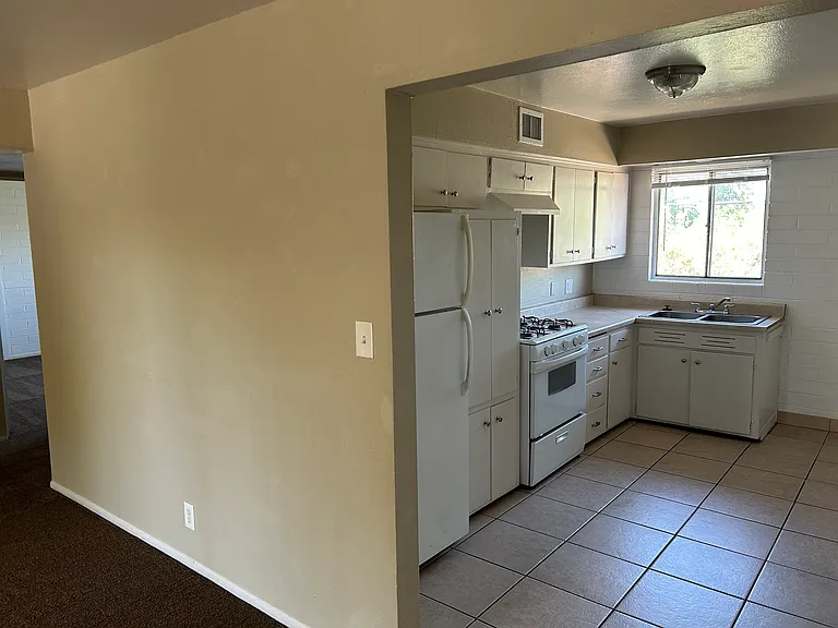 1123 E Sierra Vista Dr #15 — Photo 3