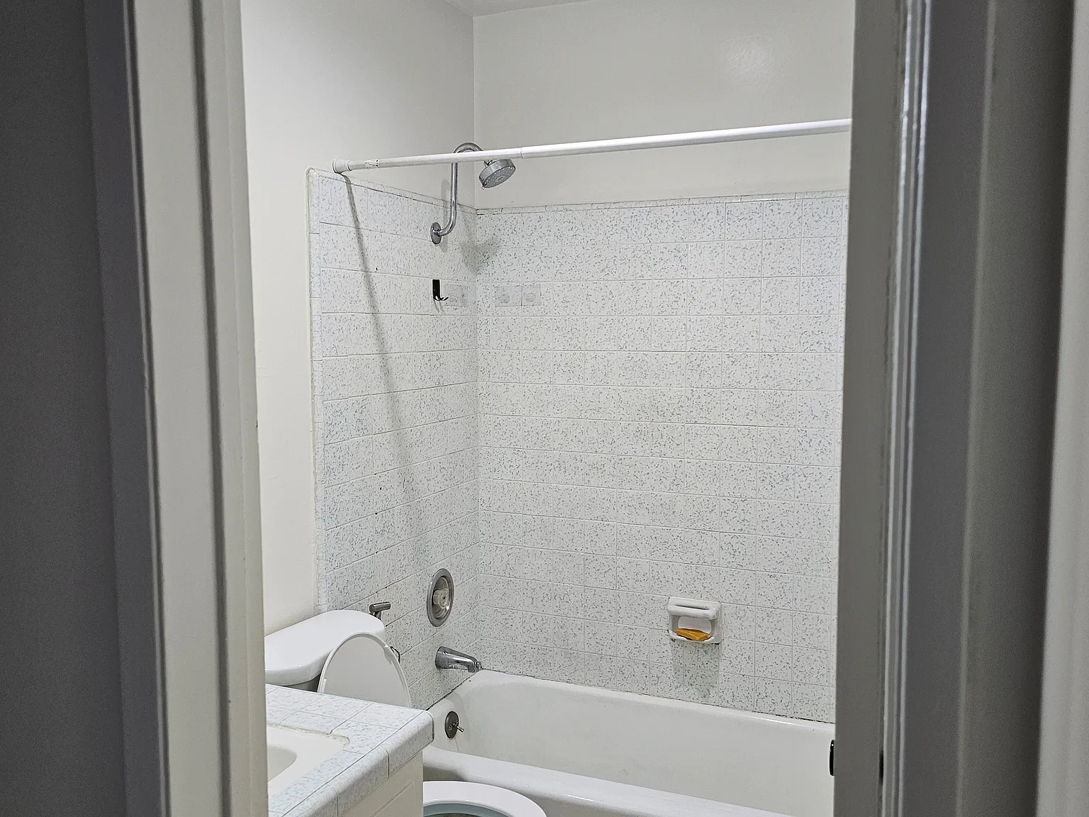 2 bed, 600 sqft, $2,050 — Photo 2