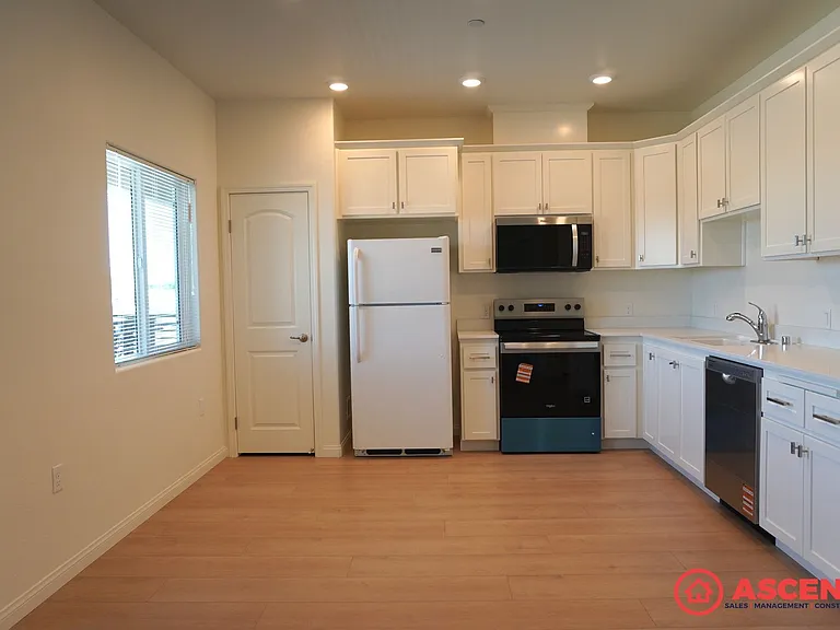 420 20th Ave — Photo 3