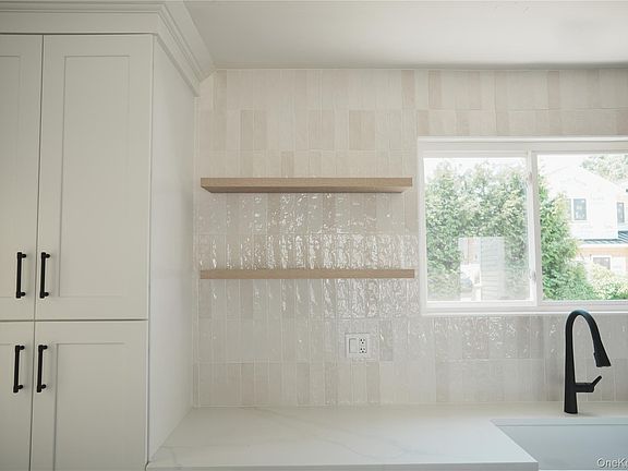 5th image of 128 Toronto Avenue
