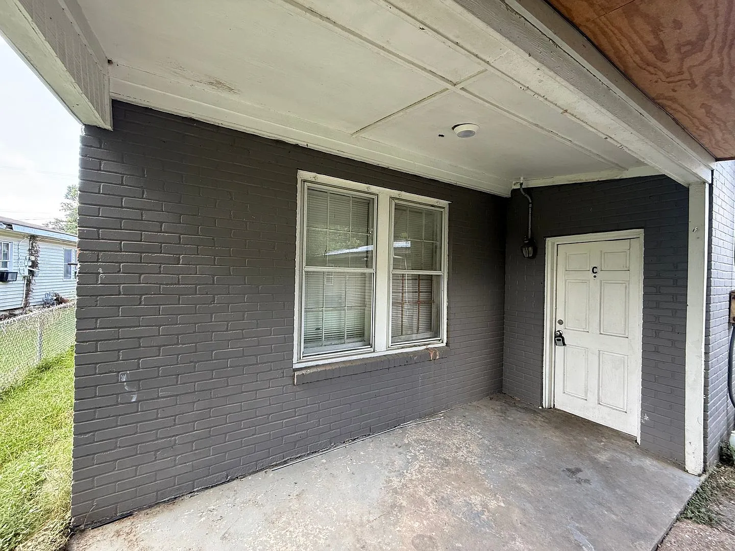 1 Bed 1 Bath Under $1000 — Photo 2