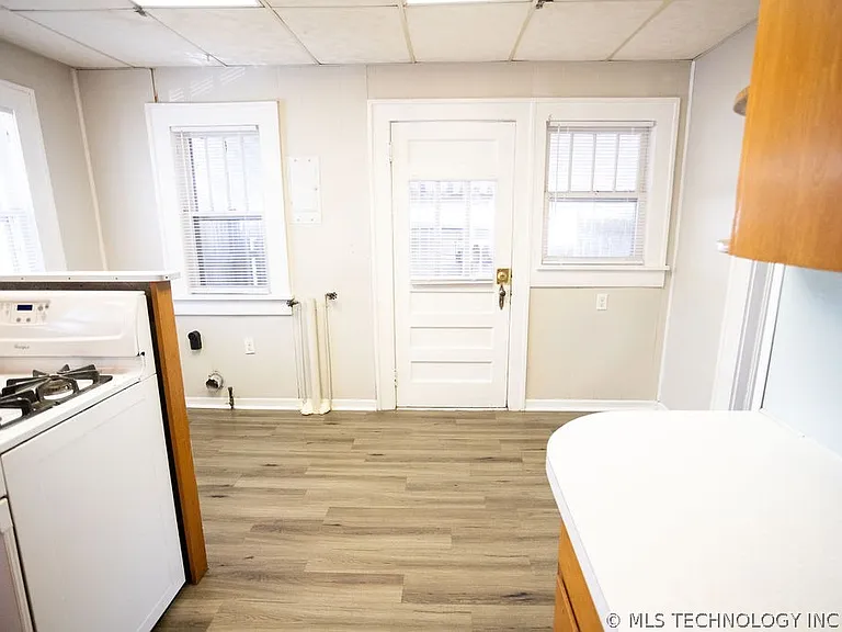 1147 S Florence Ave — Photo 33
