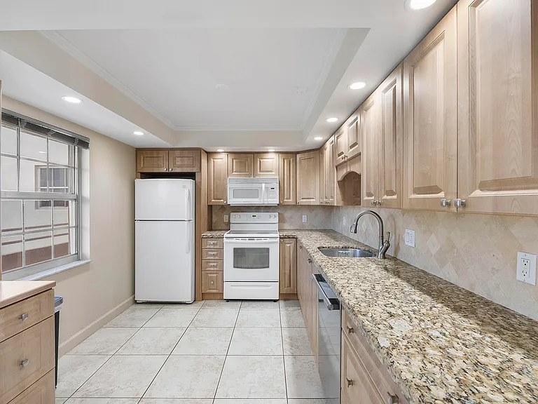 3900 Oaks Clubhouse Dr #411 — Photo 6