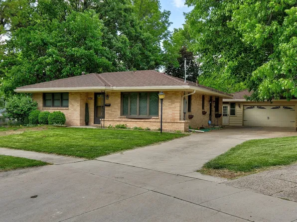 2700 Dosh Rd, Des Moines, IA 50310