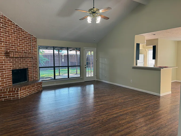 1200 Glyndon Dr — Photo 3