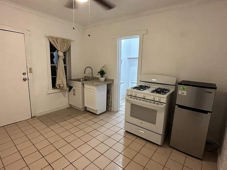 160 Arnold Pl #4 — Photo 1