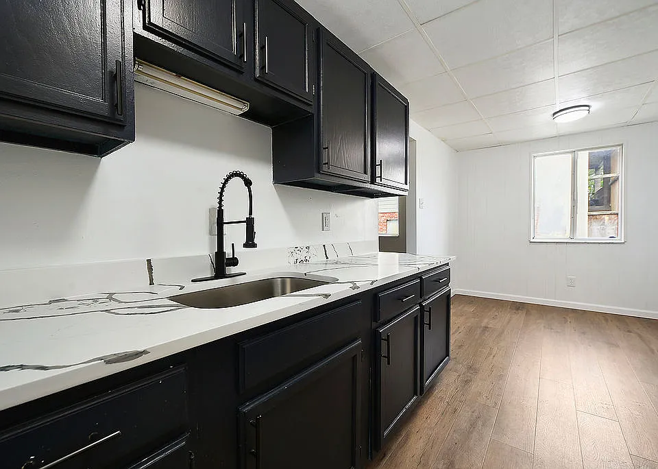 226 W 9th Ave #4
