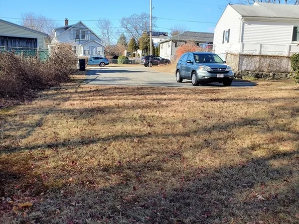 100 Peever St, Methuen, MA 01844