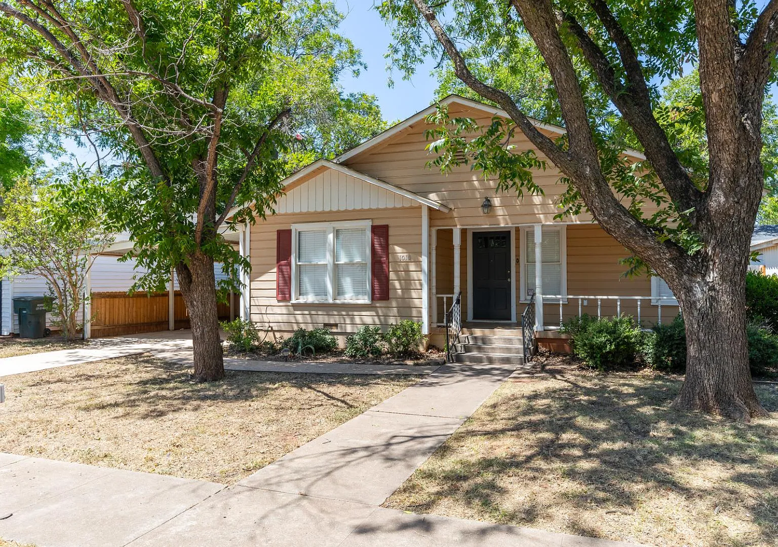 1010 Albany St — Photo 1