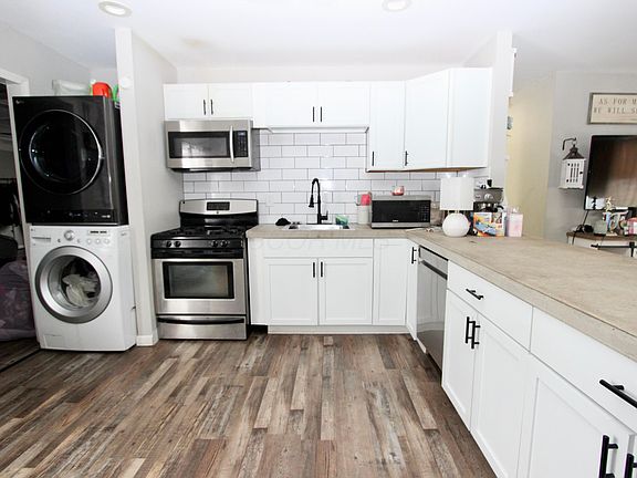 3rd image of 530 Littleton St