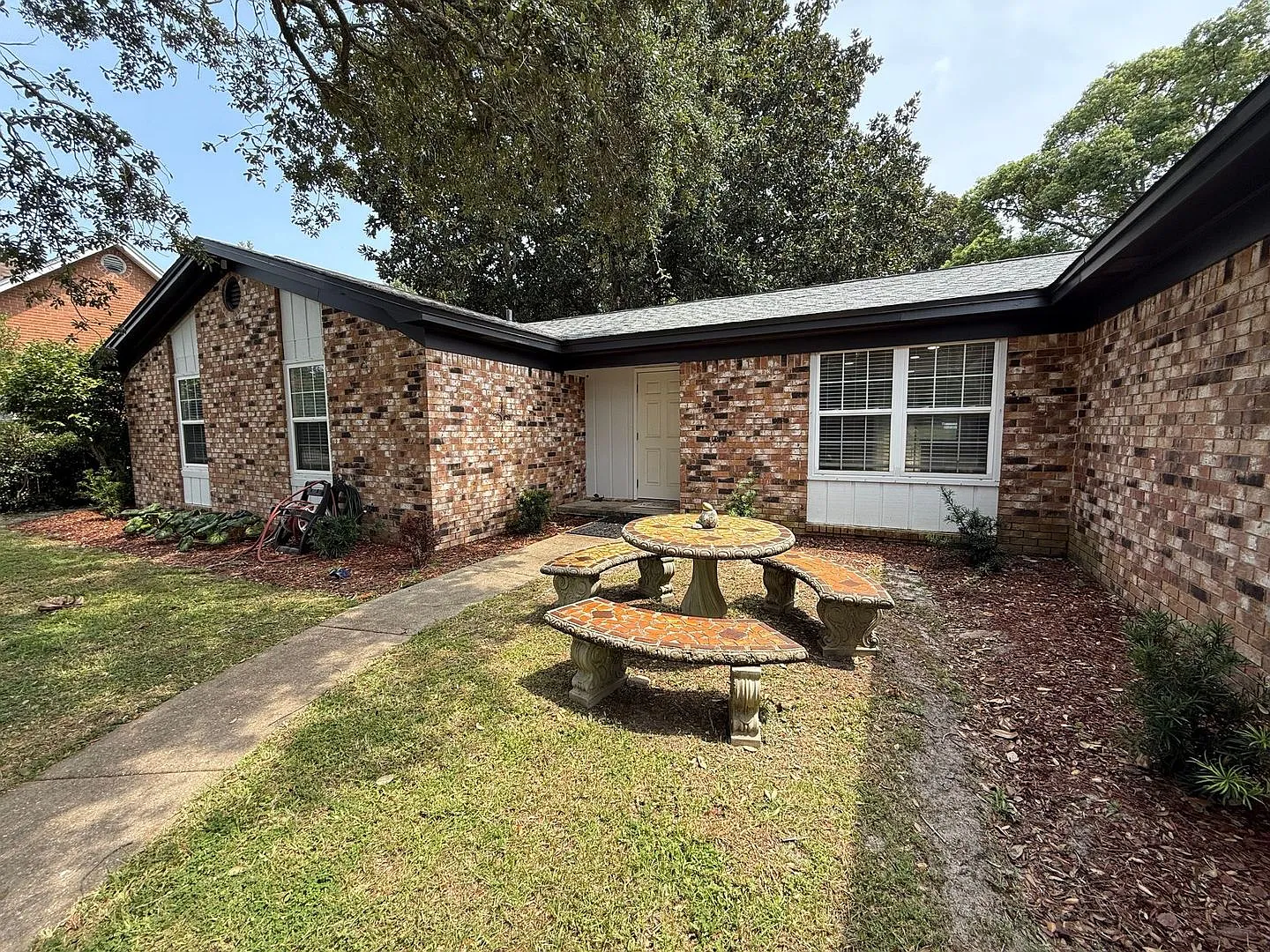 Gulf Breeze Proper - Casablanca - 4 bedroom, 2 bathroom with lawn care included — Photo 2