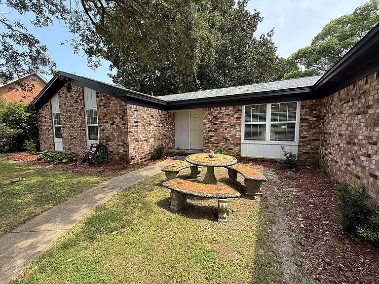 420 Dolphin St — Photo 2