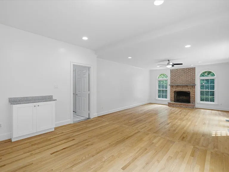1959 Horse Shoe Dr — Photo 12