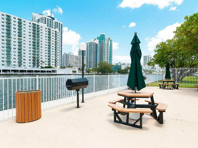 Building Photo - 1000 Parkview Dr #5