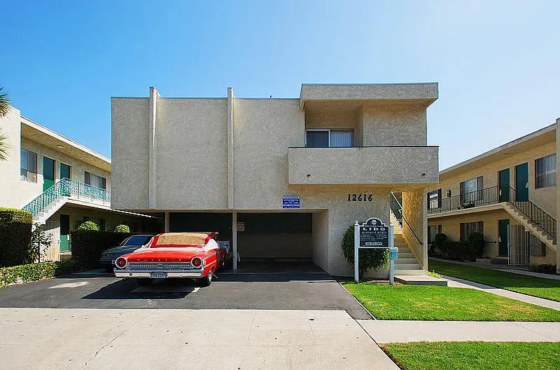 Lido Apartments - 12616-20 Caswell Ave — Photo 3