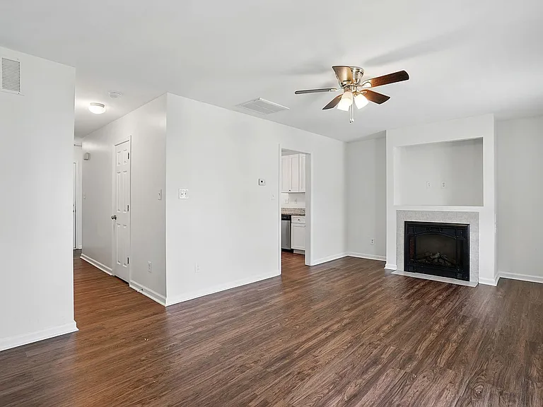 401 Whitehall Ct — Photo 5