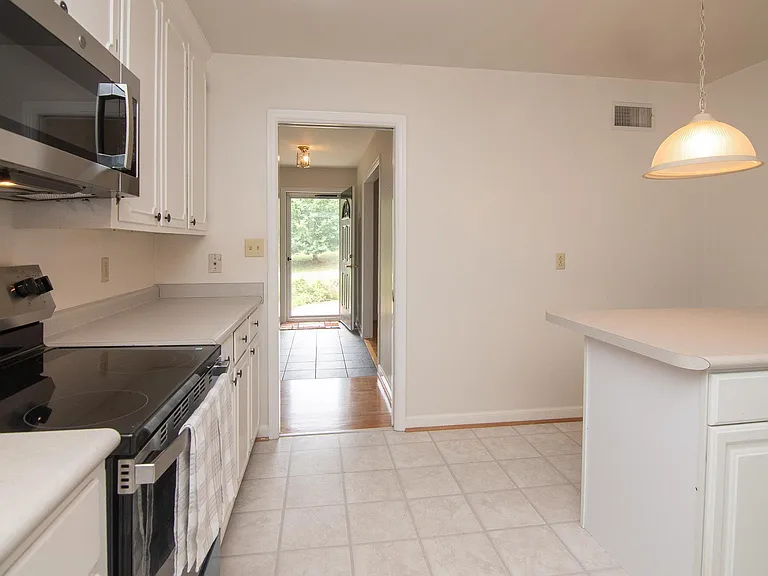 1313 Grove Rd — Photo 3