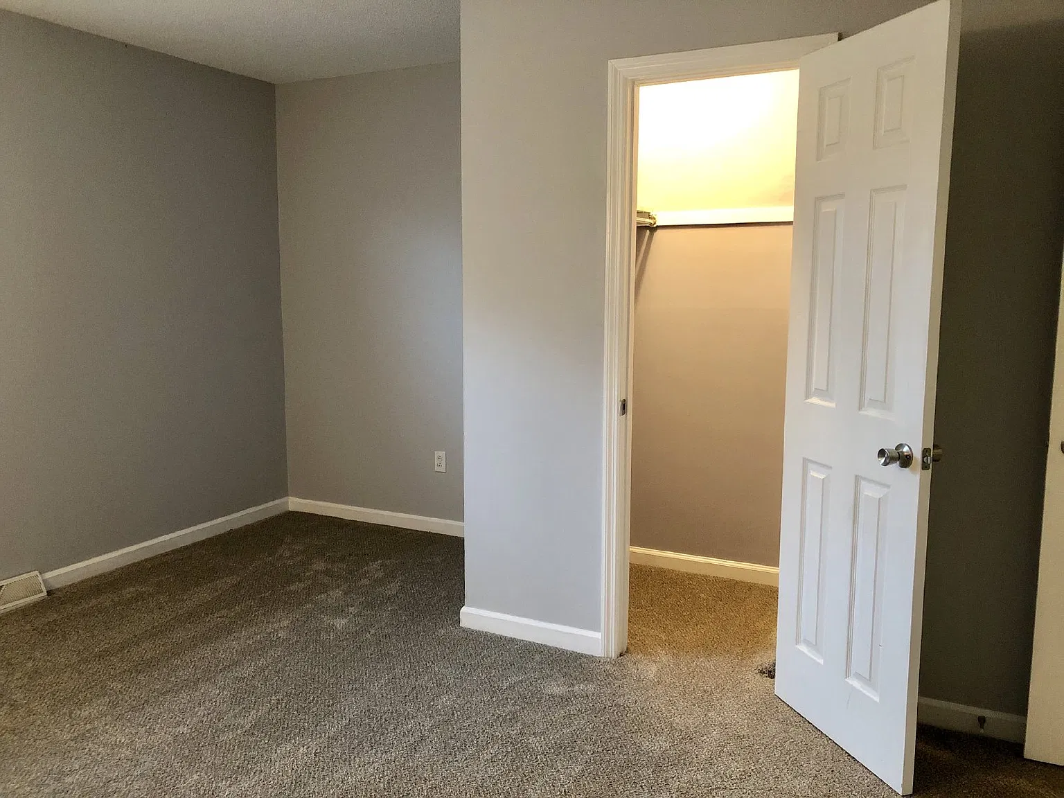 2 bed, 1.5 bath, 958 sqft, $1,650 — Photo 2