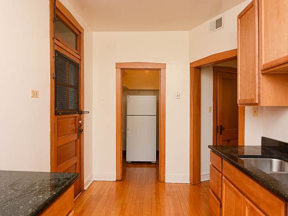 4th image of 3641 N Wolcott Ave #2