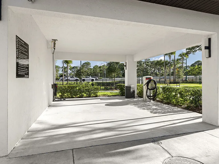 Indigo Stuart Apartments — Photo 30