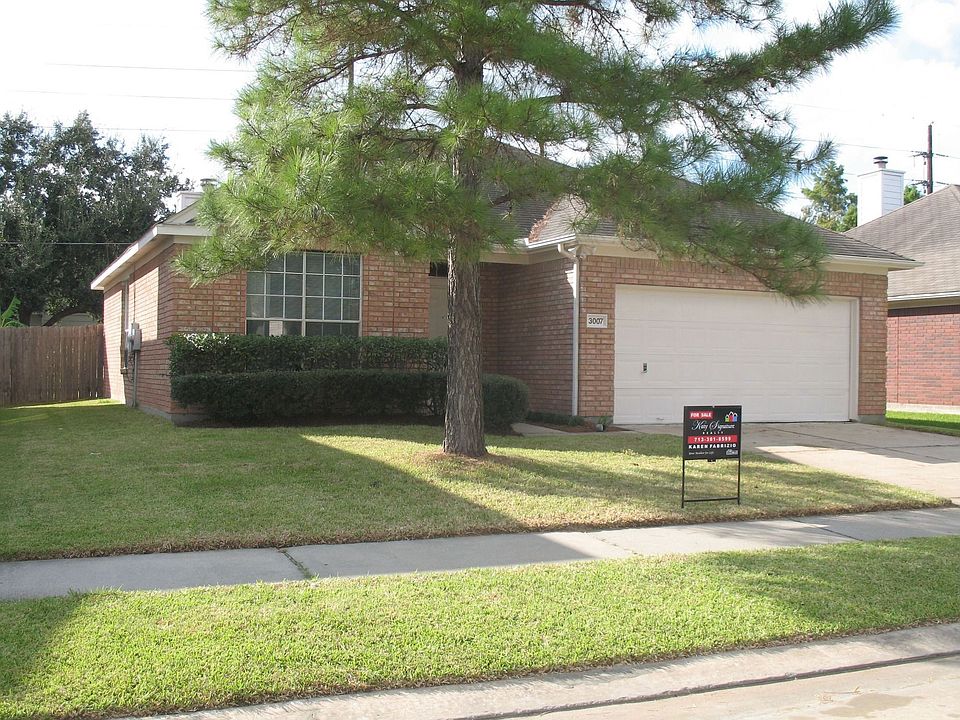 fRONT VIEW OF THIS BEAUTIFUL ONE STORY HOME!